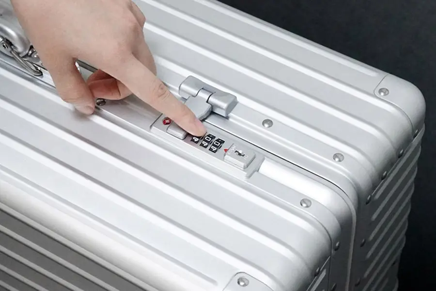 An image showing the dual TSA approved lock of aluminum luggage | luggagelovers.com